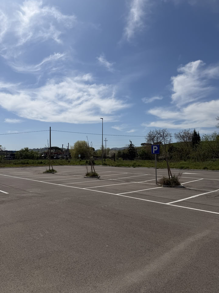 Parcheggio esterno della struttura con vista sulla campagna toscana