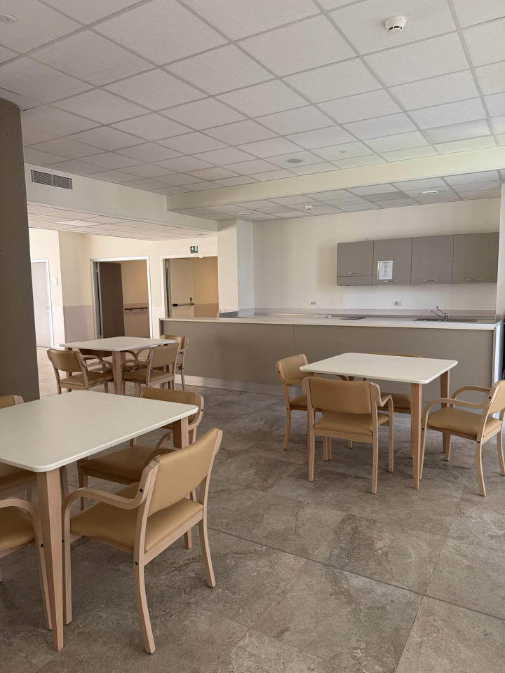 Cucina professionale in acciaio inox con piani di cottura e attrezzature