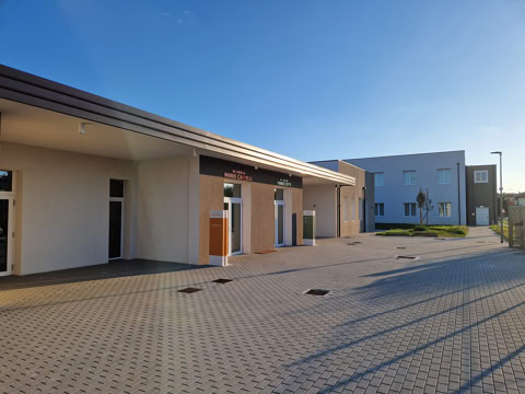 Vista esterna con ingressi alle Residenze ed edificio principale sullo sfondo