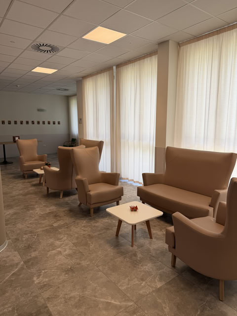 Sala soggiorno con poltrone e divani in pelle