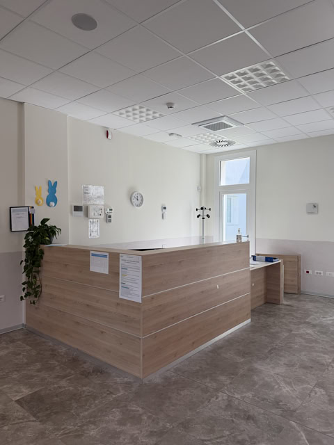 Reception con bancone di accoglienza e area attesa