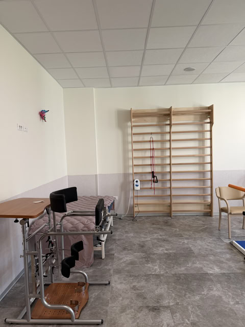 Sala di riabilitazione con spalliera svedese e attrezzature per esercizi