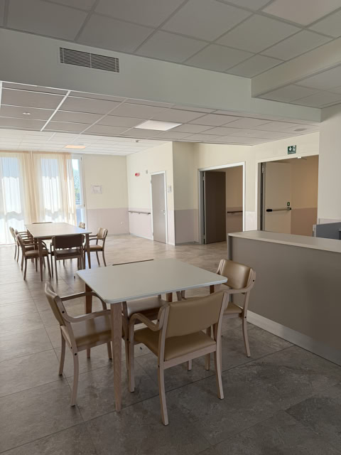 Sala da pranzo e area comune con accesso ai corridoi